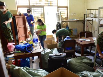 Trăm chiến sĩ tất bật dọn kí túc xá làm khu cách ly 17 nghìn giường