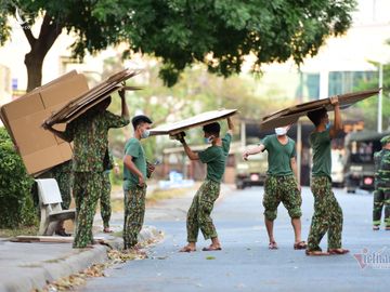 Trăm chiến sĩ tất bật dọn kí túc xá làm khu cách ly 17 nghìn giường