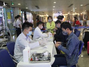 Một ngày, hàng trăm người Trung Quốc đến Tân Sơn Nhất từ nước trung gian - 2 Một ngày, hàng trăm người Trung Quốc đến Tân Sơn Nhất từ nước trung gian - 2