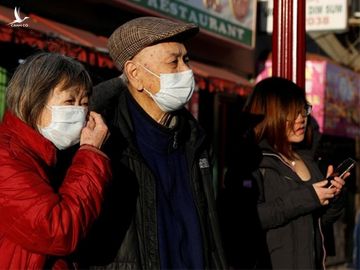 Một số người đeo mặt nạ tại khu Chinatown ở San Francisco, bang California, Mỹ hôm 26/2. Ảnh: Reuters.