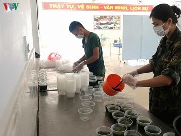 nhung phu nu tan tinh trong khu cach ly phong, chong covid-19 hinh 1