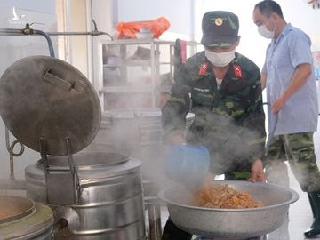 nhung phu nu tan tinh trong khu cach ly phong, chong covid-19 hinh 2