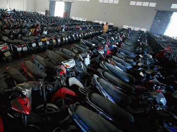 Vô số xe máy vi phạm giao thông bị thu giữ nhưng không có người đến nhận /// Ảnh: Ngọc Dương