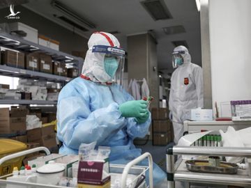 Nhân viên y tế ở Trung Quốc lúc chuẩn bị tiến hành xét nghiệm a xít nucleic /// Reuters