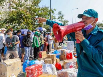 Bi hài cảnh 'cõng' đồ tiếp tế xếp hàng đông như chợ trước khu cách ly - 3