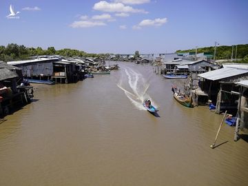 Những ngôi nhà cẳng cao ở Ấp Mũi xây hai bênh kinh Vàm Mũi. Ảnh: Hoàng Nam.