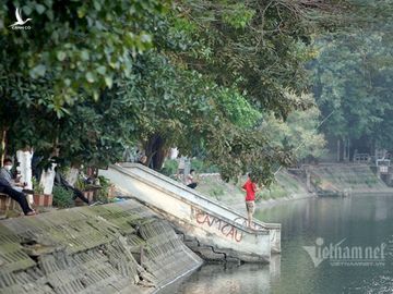 Cách ly xã hội, xe cộ đầy đường, dân thả cần say sưa câu cá