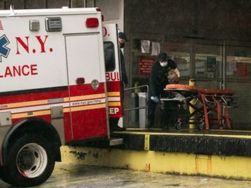 Nhân viên y tế khử trùng cáng cứu thương tại bệnh viện Brookdale ở Brooklyn, New York, ngày 13/4. Ảnh: AFP.