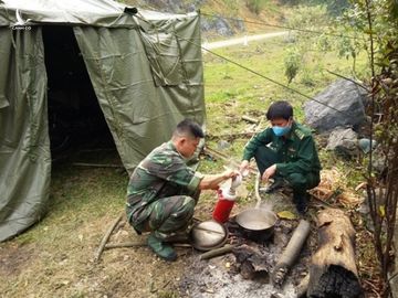 Ăn rau rừng bám chốt kiểm soát Covid-19 nơi biên giới Việt Lào