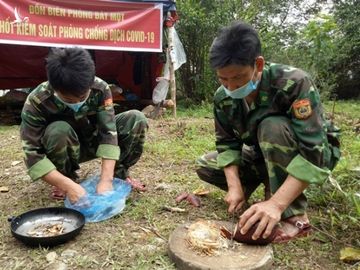 Ăn rau rừng bám chốt kiểm soát Covid-19 nơi biên giới Việt Lào