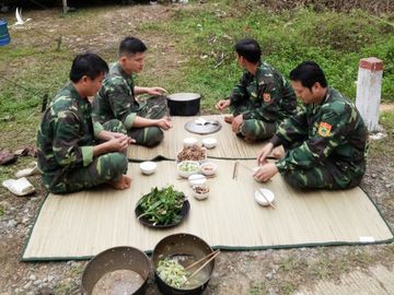 Ăn rau rừng bám chốt kiểm soát Covid-19 nơi biên giới Việt Lào