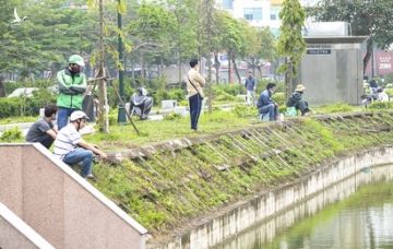 Hàng chục người thả cần câu cá ở Hà Nội trong ngày thứ 2 thực hiện cách ly toàn xã hội - Ảnh 5.