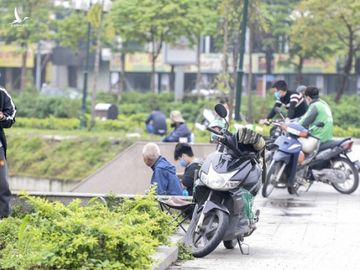 Hàng chục người thả cần câu cá ở Hà Nội trong ngày thứ 2 thực hiện cách ly toàn xã hội - Ảnh 10.