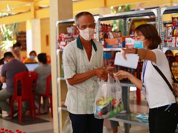 Cảm ơn chia sẻ của người dân Việt Nam dành cho người nghèo chúng tôi - Ảnh 12.