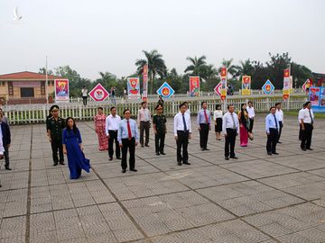 Thiêng liêng lễ thượng cờ ở đôi bờ Hiền Lương - Bến Hải kỷ niệm ngày thống nhất - ảnh 1