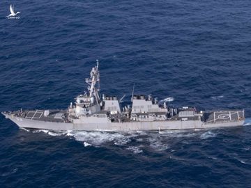 Tàu khu trục USS Barry di chuyển trên biển ngày 28/11/2019. Ảnh: US Navy.