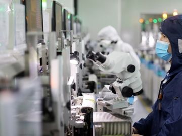 Nhân viên tại một nhà máy sản xuất LED ở Quảng Đông, Trung Quốc ngày 15/4. Ảnh: Reuters.