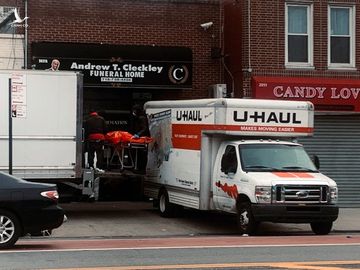 Phat hien hang chuc thi the dang phan huy tren xe tai o New York hinh anh 1 29nyvirus_funeralhome_jumbo_NYT.jpg