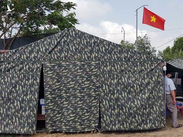 Những người lính bộ đội biên phòng ăn mì gói, ngủ võng ngăn dịch
