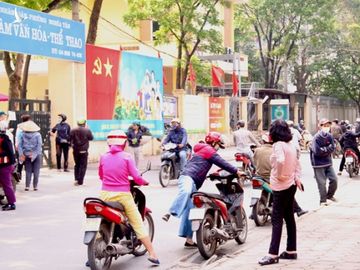 'ATM gạo' đầu tiên tại Hà Nội tạm dừng vì người đông, giãn cách xã hội không đảm bảo - ảnh 3