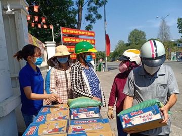 Không để người nghèo, người khó khăn bị bỏ quên trong dịch bệnh - Ảnh 3. Không để người nghèo, người khó khăn bị bỏ quên trong dịch bệnh - Ảnh 3.