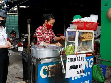 Nhiều chủ hàng quán tại TP.HCM hoang mang không biết đã được mở lại và nhận khách ngồi lại tại chỗ hay chưa. Nhiều quán mở bán và chỉ đặt vài bàn cho khách ngồi, còn lại bán mang về /// Ảnh: Lê Hồng Hạnh