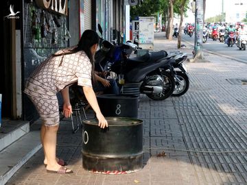 Người Sài Gòn ra quán ăn sáng, uống cà phê sau 3 tuần cách ly xã hội - ảnh 1