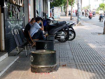 Người Sài Gòn ra quán ăn sáng, uống cà phê sau 3 tuần cách ly xã hội - ảnh 2