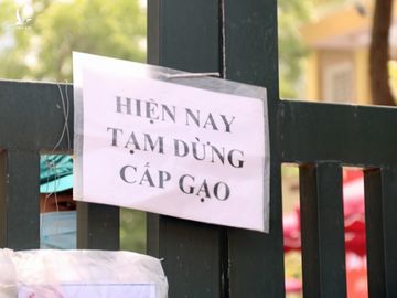 'ATM gạo' đầu tiên tại Hà Nội tạm dừng vì người đông, giãn cách xã hội không đảm bảo - ảnh 1