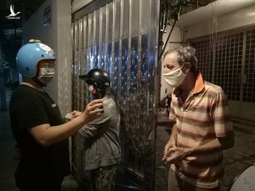 Ông J. đang trò chuyện với chị Anh qua điện thoai /// Ảnh: Trịnh Thanh