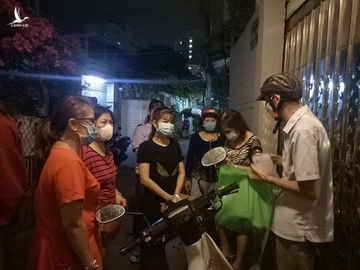 Thầy giáo Tây cầm bảng 'giúp tiền': 'Người Việt quá nhân từ; tôi ổn, xin không nhận nữa!' - ảnh 1