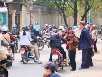 'ATM gạo' đầu tiên tại Hà Nội tạm dừng vì người đông, giãn cách xã hội không đảm bảo - ảnh 4