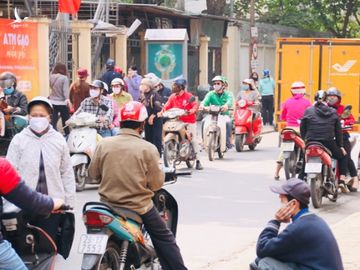 'ATM gạo' đầu tiên tại Hà Nội tạm dừng vì người đông, giãn cách xã hội không đảm bảo - ảnh 8