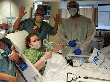 Leah Blomberg (giữa) chụp ảnh cùng các nhân viên y tế tại bệnh viện ở thành phố Muskego, bang Wisconsin, ngày 10/4. Ảnh: CNN.