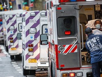 Nhân viên y tế đưa bệnh nhân Covid-19 xuống xe cứu thương bên ngoài Trung tâm Y tế NYU Langone, New York, ngày 13/4. Ảnh: AP.