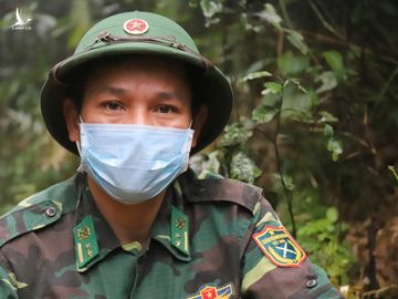 Trung tá Hoàng Xuân Kỳ trên chốt. Ảnh: Đức Hùng.