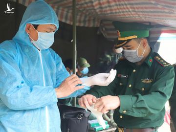 Trung tá Hoàng Văn Kỳ mặc đồ bảo hộ do Quỹ Hy vọng trao tặng ngày 6/4.