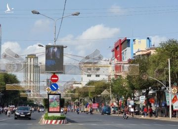 Miền Tây ngày đầu cách ly toàn xã hội: đường phố vắng vẻ, hàng hóa siêu thị dồi dào - Ảnh 3.