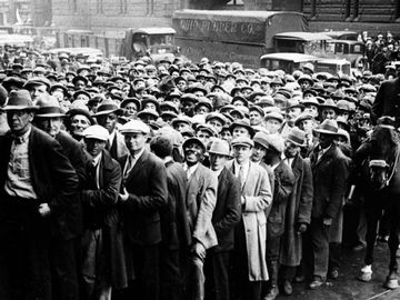 Dòng người xếp hàng chờ nhận việc mới tại Cleveland, Ohio, năm 1930. Ảnh: AP.