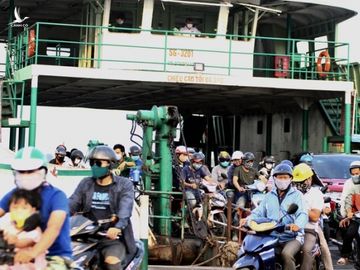 Chen chân qua phà Cát Lái trong ngày 'cách ly toàn xã hội' - ảnh 4