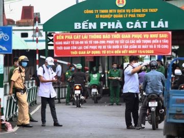 Chen chân qua phà Cát Lái trong ngày 'cách ly toàn xã hội' - ảnh 2