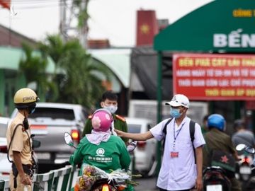 Chen chân qua phà Cát Lái trong ngày 'cách ly toàn xã hội' - ảnh 3