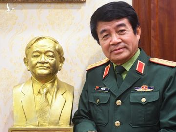 Thượng tướng Võ Văn Tuấn bên tượng cha mình - nhà ngoại giao kỳ cựu, Đại sứ đặc mệnh toàn quyền Việt Nam đầu tiên tại Pháp. Ảnh: Giang Huy