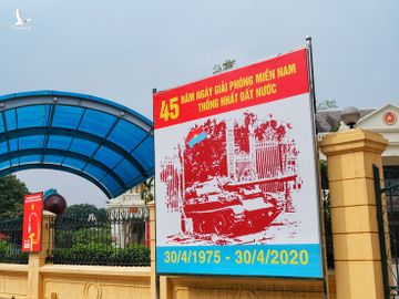 Hà Nội, TP.HCM rực rỡ cờ đỏ mừng 45 năm ngày thống nhất đất nước - Ảnh 5.