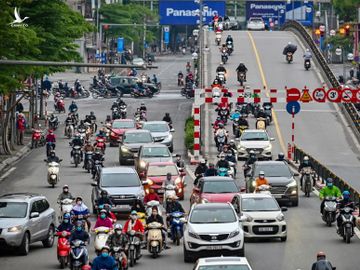 Duong pho Ha Noi va TP.HCM van dong sau hon chuc ngay cach ly xa hoi hinh anh 4 duongdonggiocaodiem4_zing.jpg