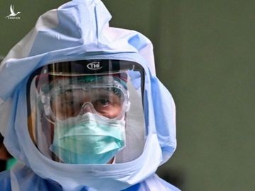 Nhân viên y tế mặc đồ bảo hộ tại bệnh viện Policlinico di Tor Vergata, ở Rome, Italy, hôm 8/4. Ảnh: AFP.