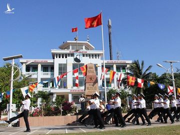 trong hoan canh nao, nguoi linh truong sa luon chac tay sung hinh 1