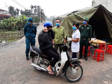 Chốt kiểm tra thân nhiệt tại thôn 3, Nghĩa Bình (Bình Lục, Hà Nam), nơi bệnh nhân 251 cư trú. Ảnh: Nguyễn Tùng. 