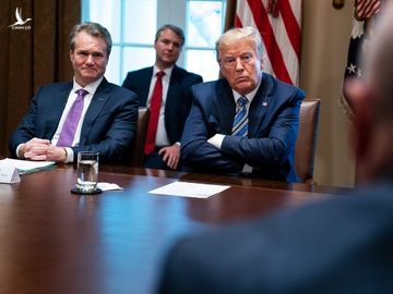 CEO Bank of America Brian Moynihan và Tổng thống Trump trong cuộc họp ngày 11/3. Ảnh: AP