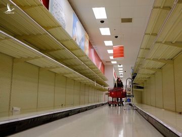 Quầy kệ trống trơn trong một siêu thị Target  tại Bloomington, Indiana ngày 10/3. Ảnh: Zuma Press